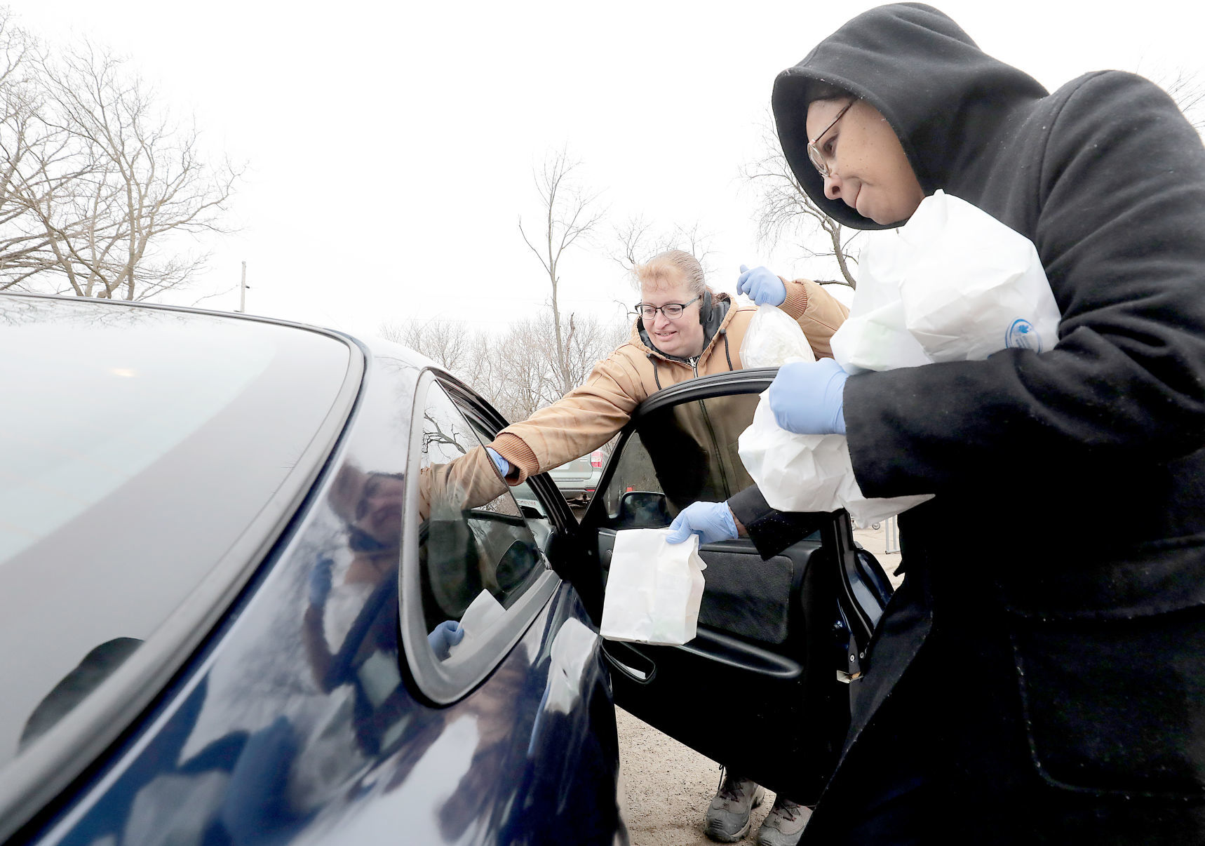 Distributing food